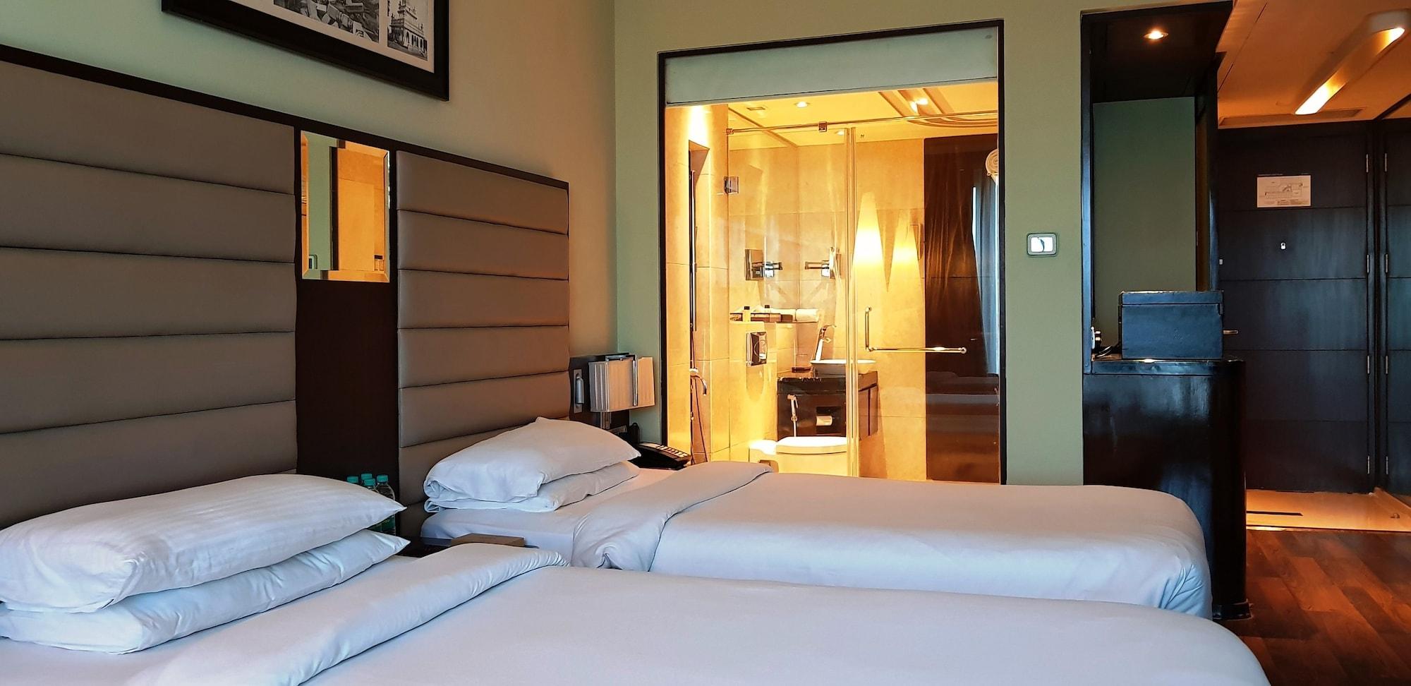 Vivanta Hyderabad, Begumpet Extérieur photo A room at the hotel
