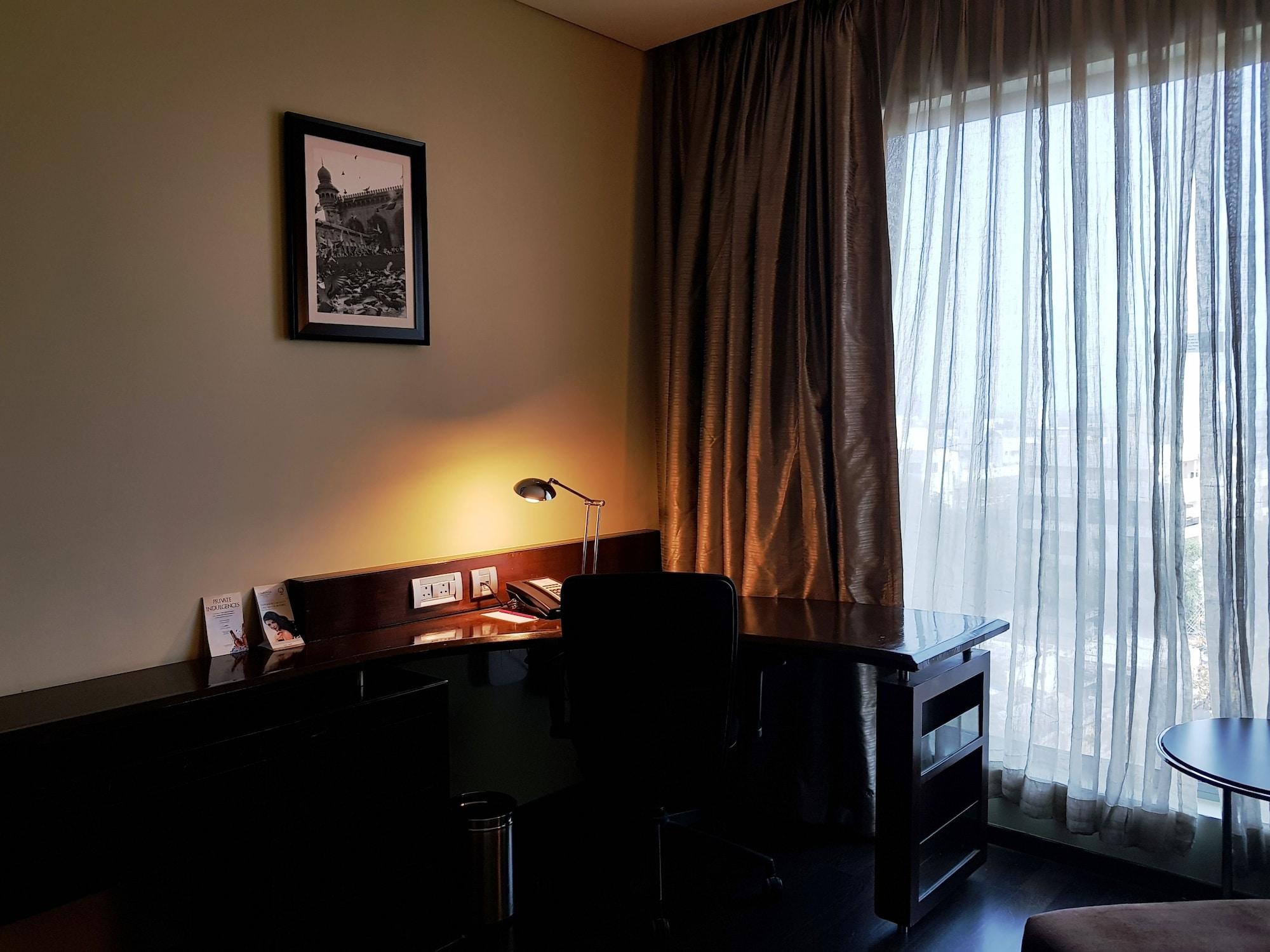 Vivanta Hyderabad, Begumpet Extérieur photo A room at the Taj Bengal