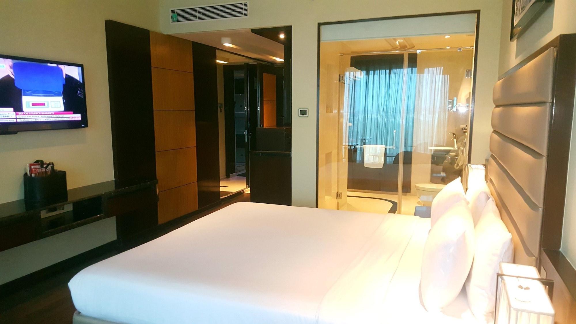 Vivanta Hyderabad, Begumpet Extérieur photo A room at the hotel