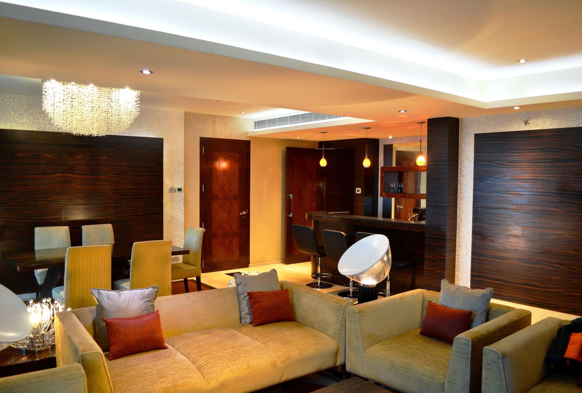 Vivanta Hyderabad, Begumpet Extérieur photo The interior of a suite at the hotel