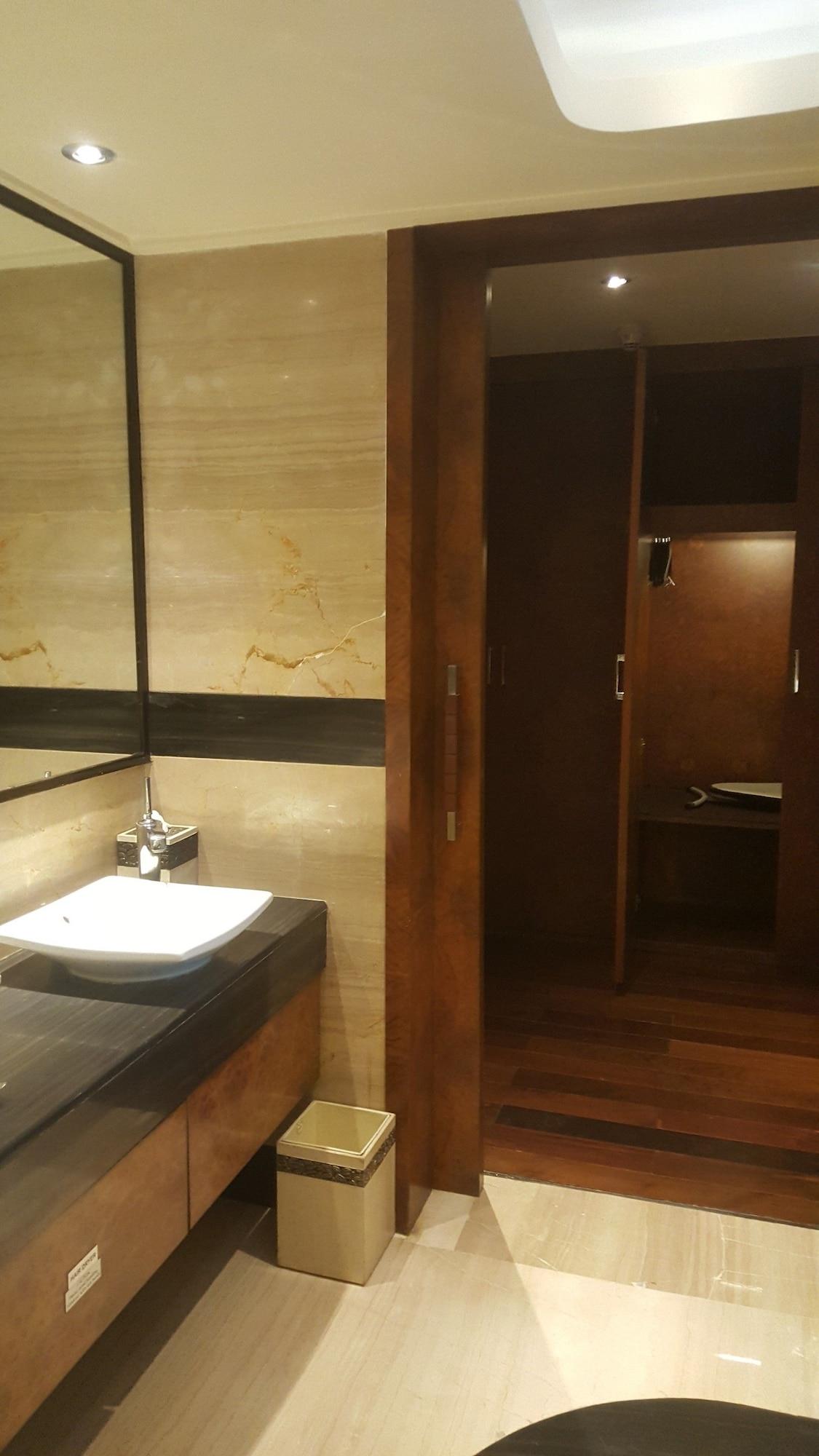 Vivanta Hyderabad, Begumpet Extérieur photo Bathroom