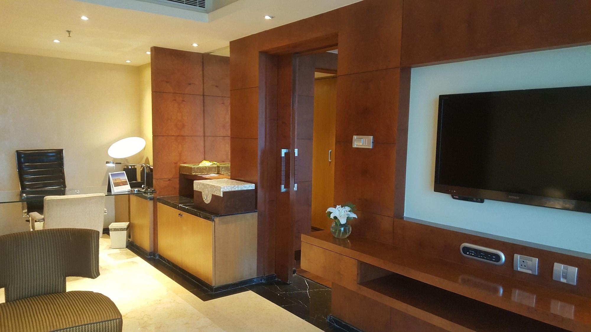 Vivanta Hyderabad, Begumpet Extérieur photo A room at the hotel