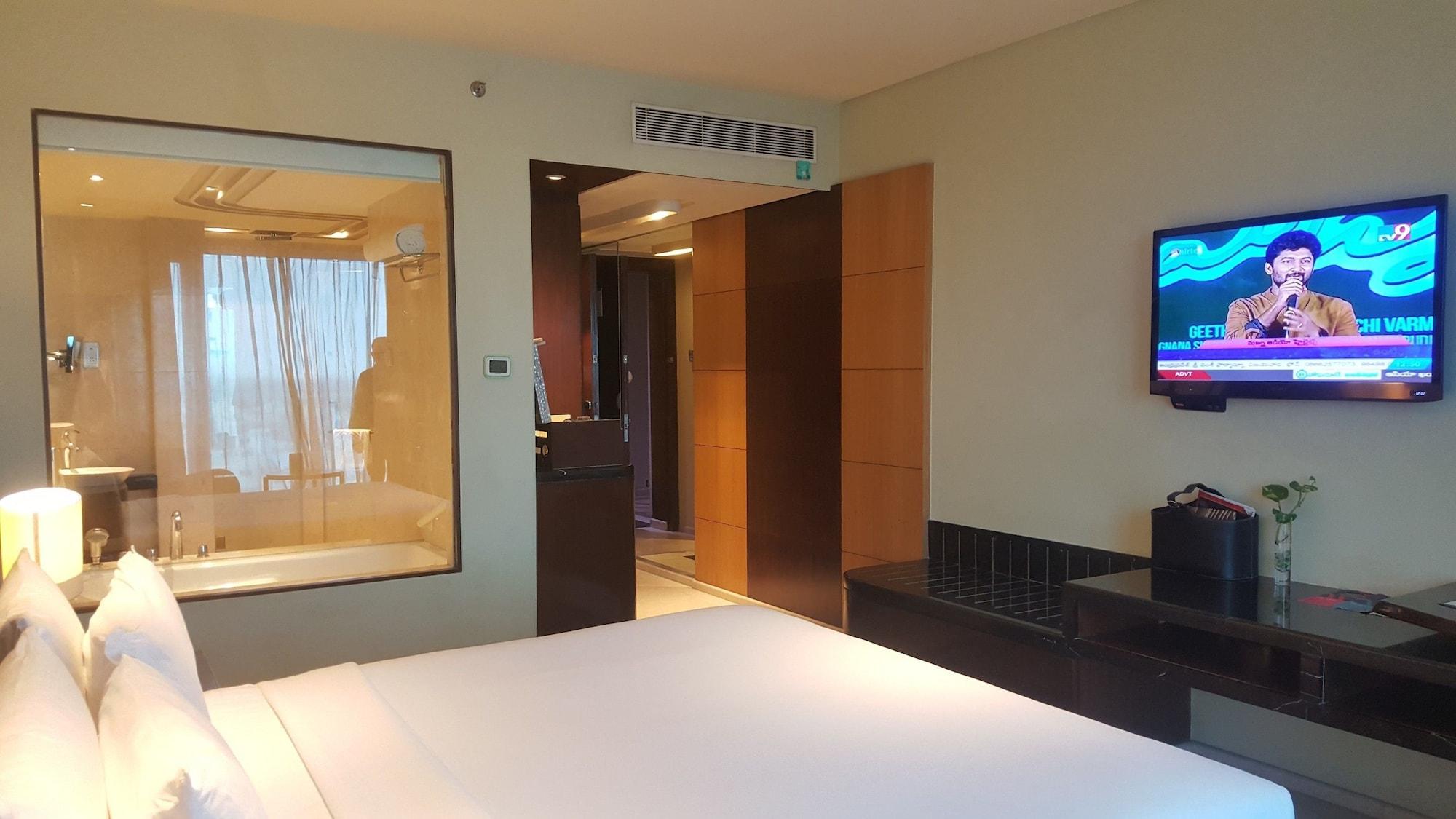 Vivanta Hyderabad, Begumpet Extérieur photo A room at the hotel