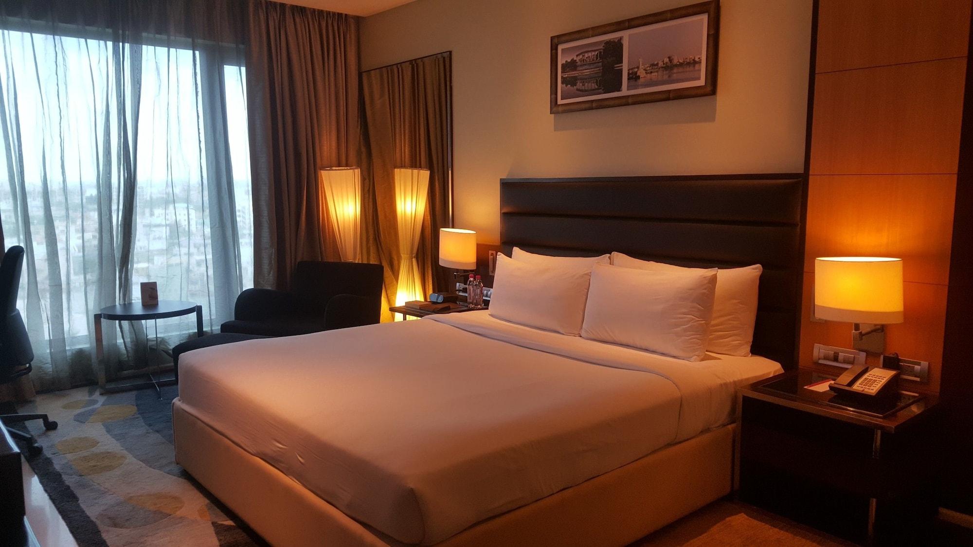 Vivanta Hyderabad, Begumpet Extérieur photo A room at the hotel
