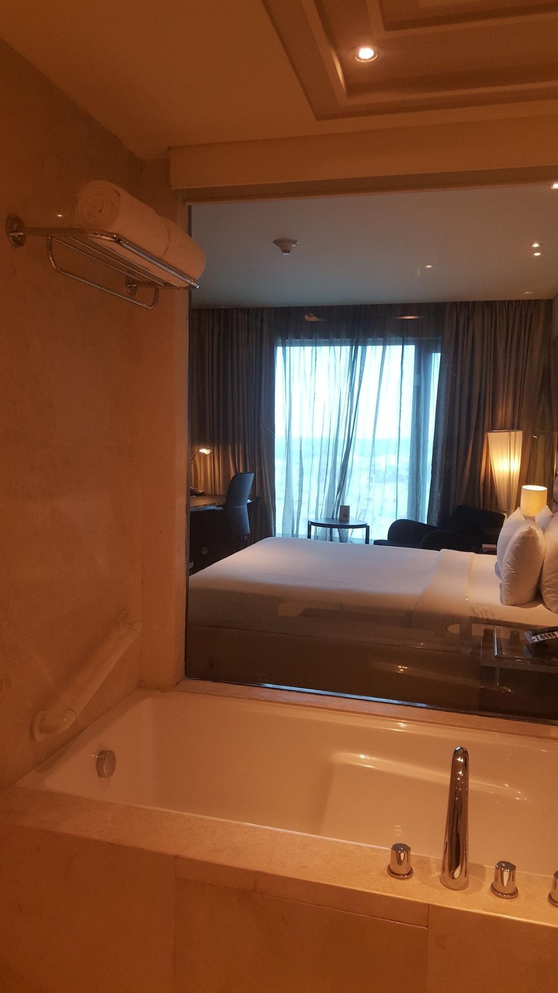 Vivanta Hyderabad, Begumpet Extérieur photo A room at the hotel