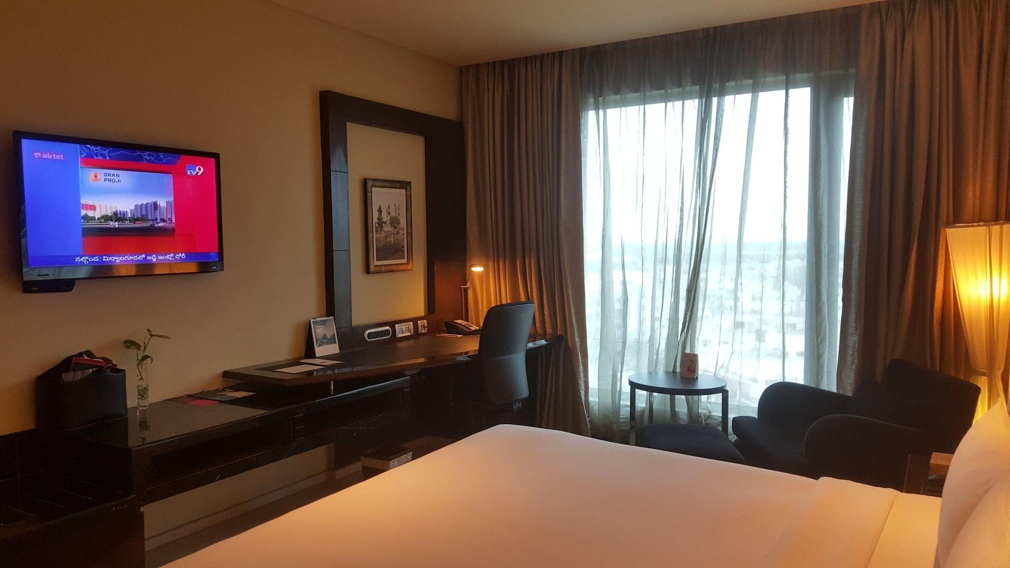 Vivanta Hyderabad, Begumpet Extérieur photo A room at the hotel