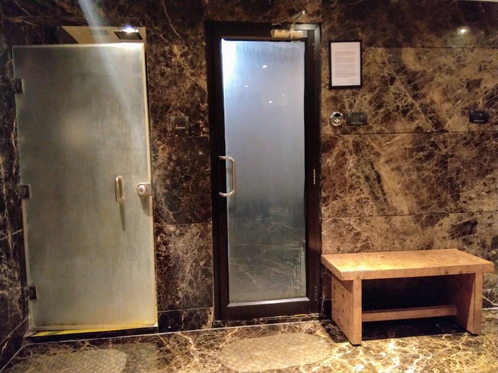 Vivanta Hyderabad, Begumpet Extérieur photo A shower room