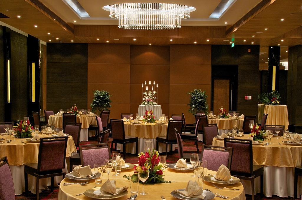 Vivanta Hyderabad, Begumpet Extérieur photo The Imperial Hall