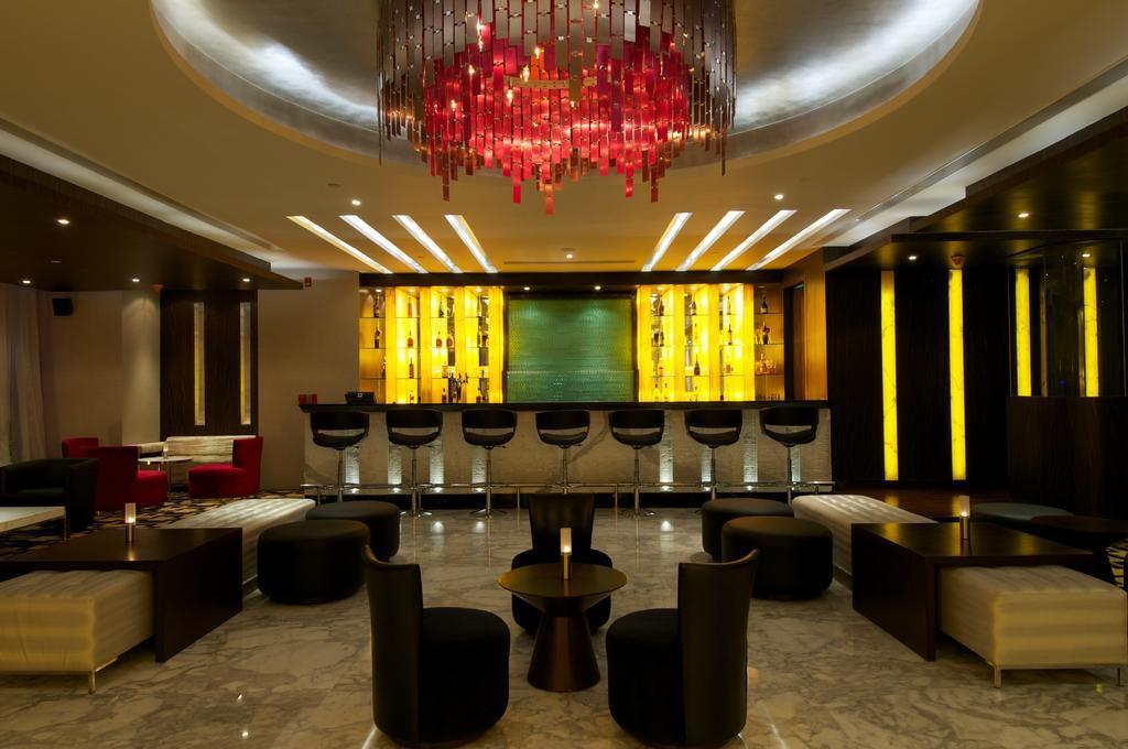 Vivanta Hyderabad, Begumpet Extérieur photo The lobby of the hotel