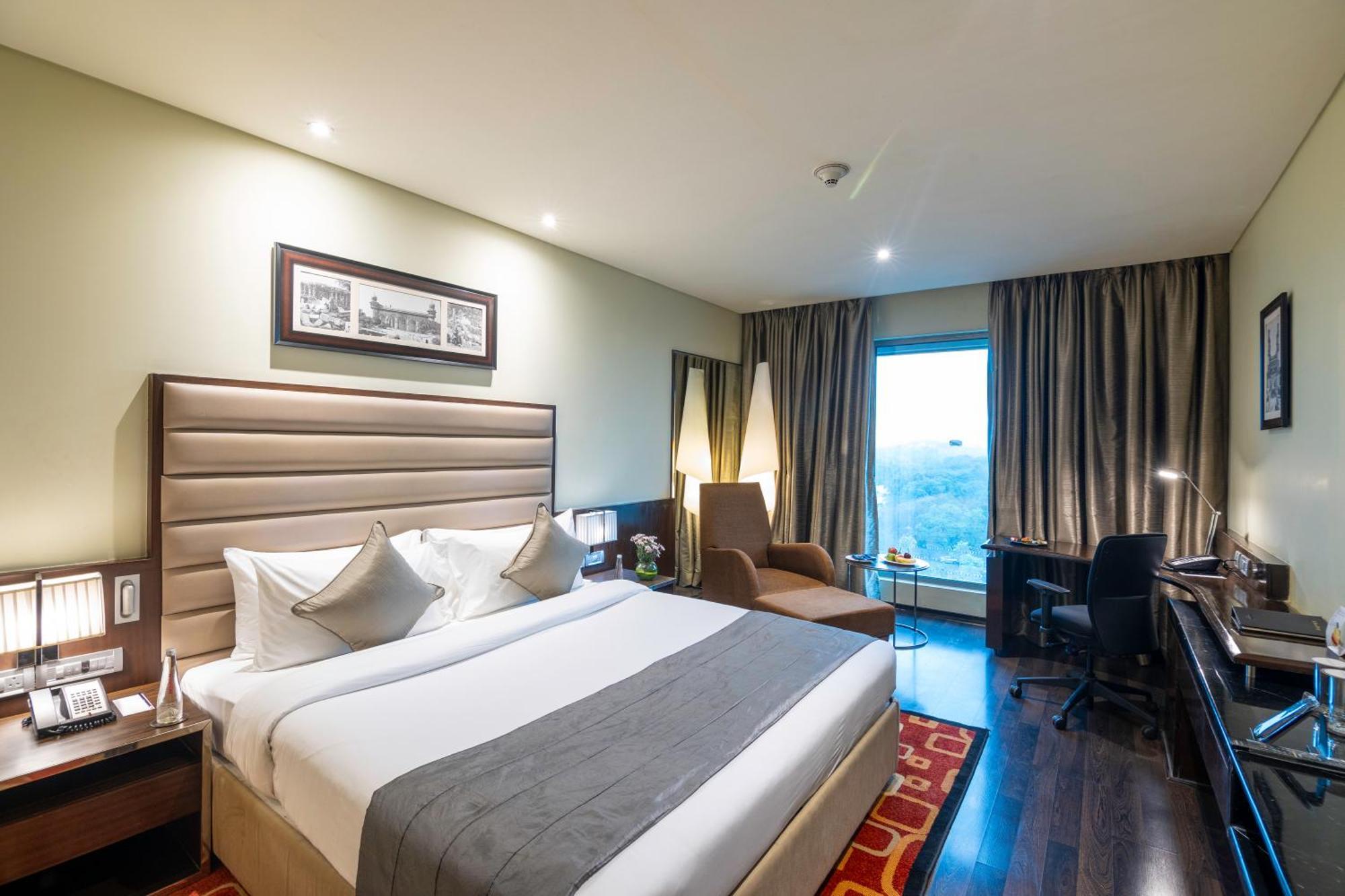 Vivanta Hyderabad, Begumpet Extérieur photo A room at the hotel