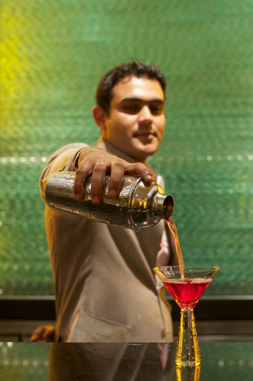 Vivanta Hyderabad, Begumpet Extérieur photo A bartender pouring a drink