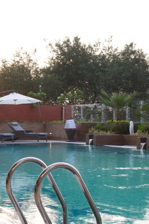 Vivanta Hyderabad, Begumpet Extérieur photo The pool at the Taj Bengal