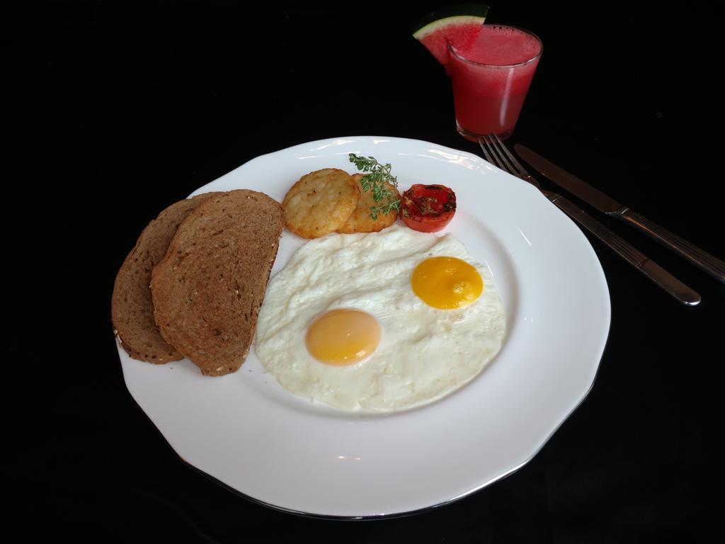 Vivanta Hyderabad, Begumpet Extérieur photo A plate of sunny-side-up eggs