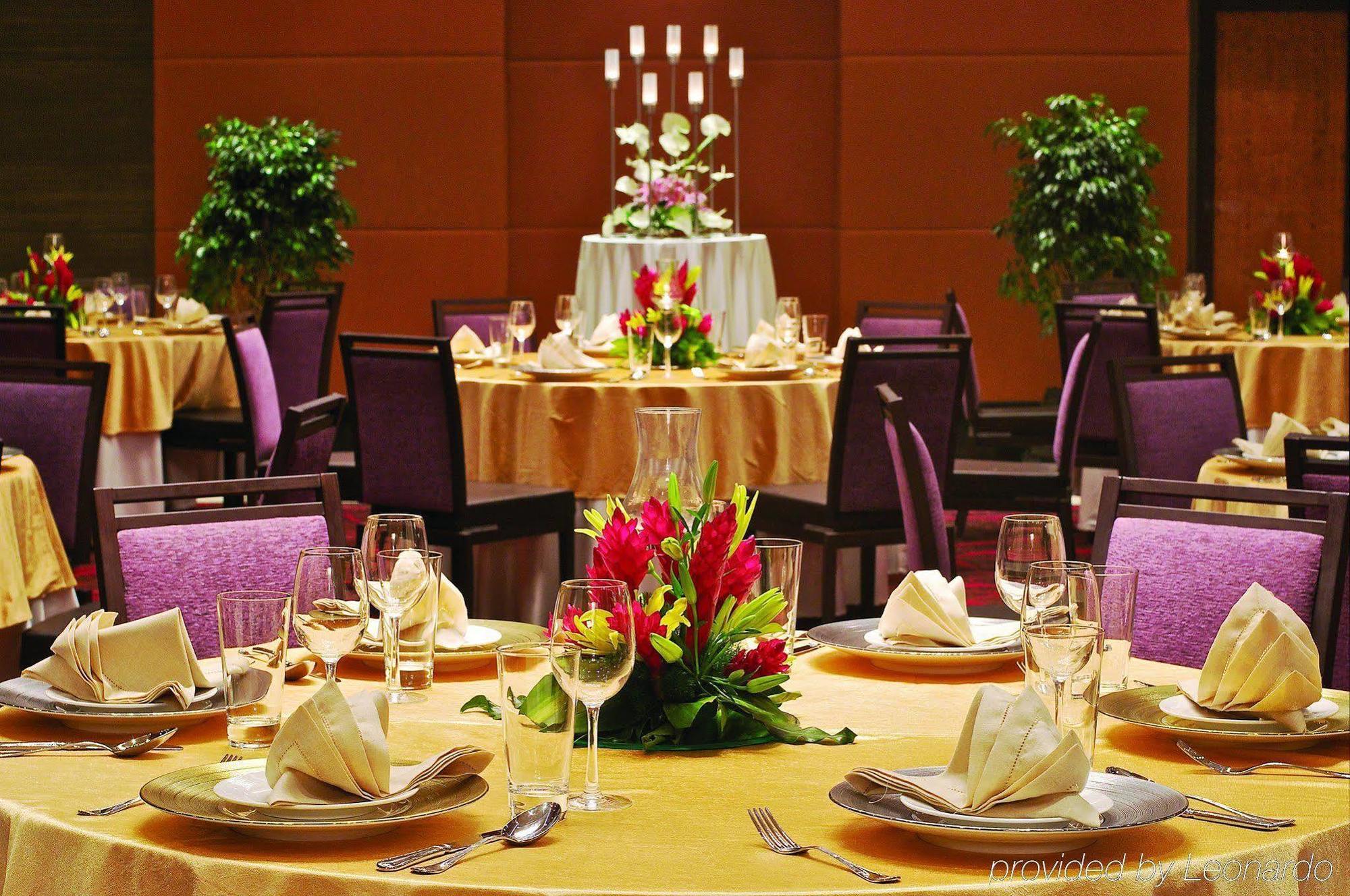 Vivanta Hyderabad, Begumpet Facilités photo A table set for a formal dinner