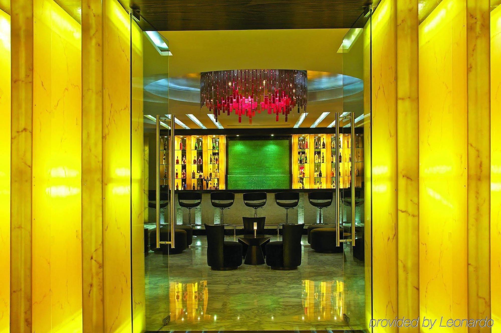 Vivanta Hyderabad, Begumpet Restaurant photo The lobby of the hotel