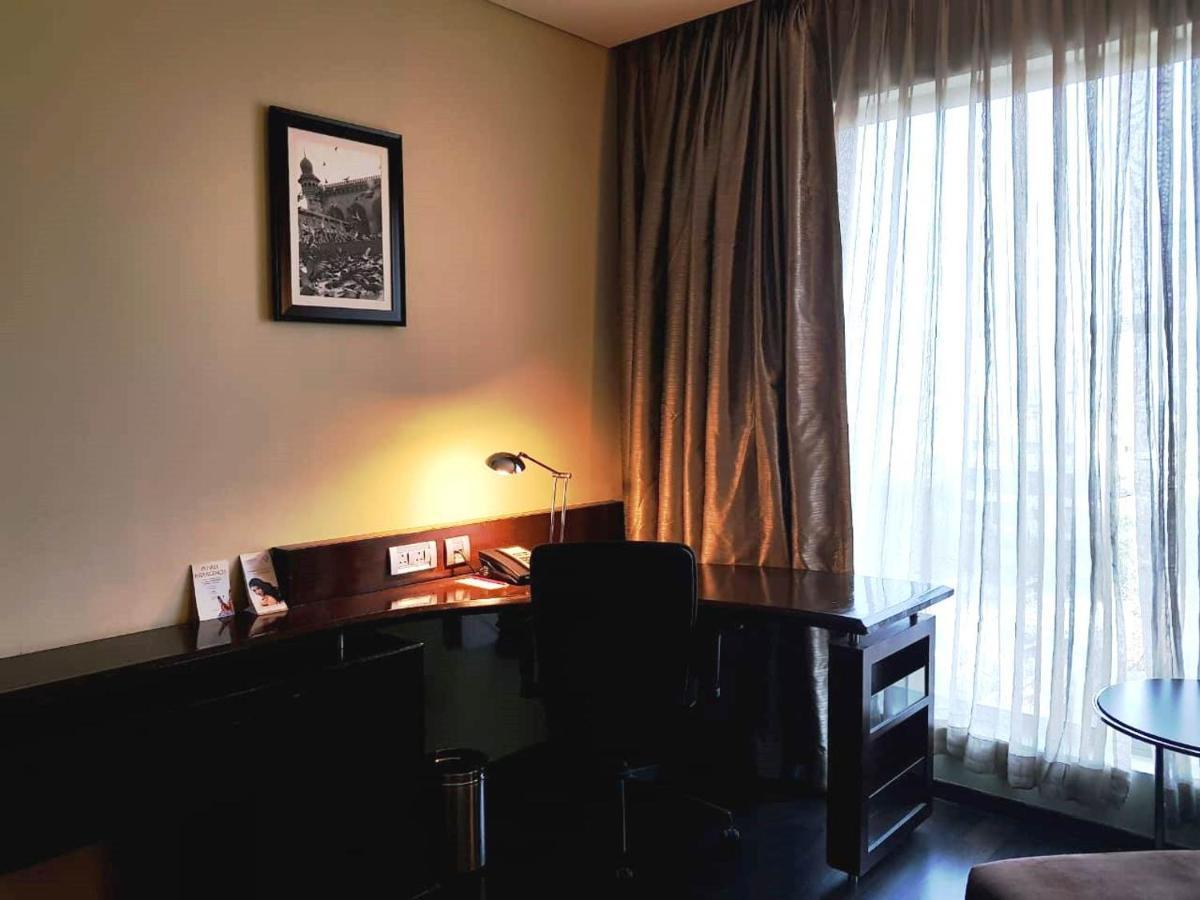 Vivanta Hyderabad, Begumpet Extérieur photo A room at the Taj Bengal