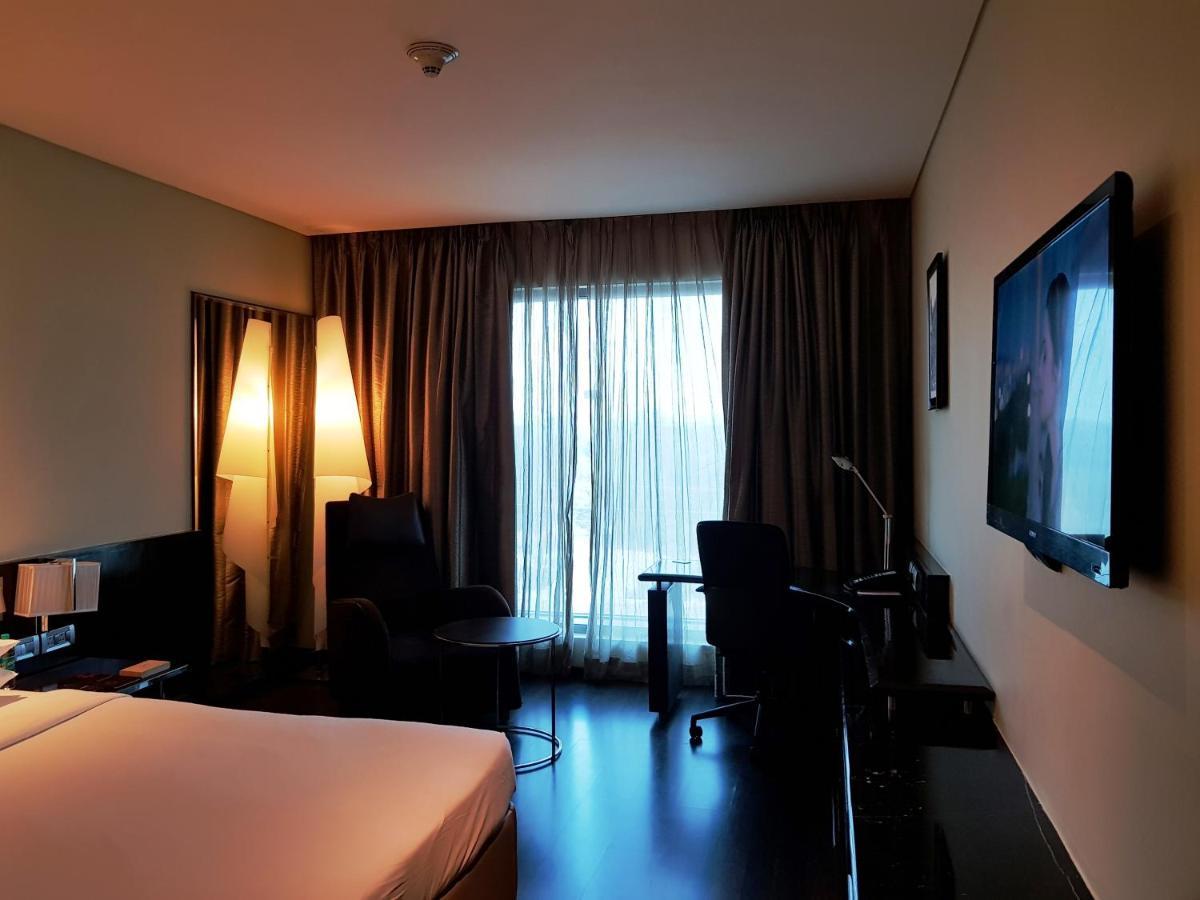 Vivanta Hyderabad, Begumpet Extérieur photo A room at the hotel