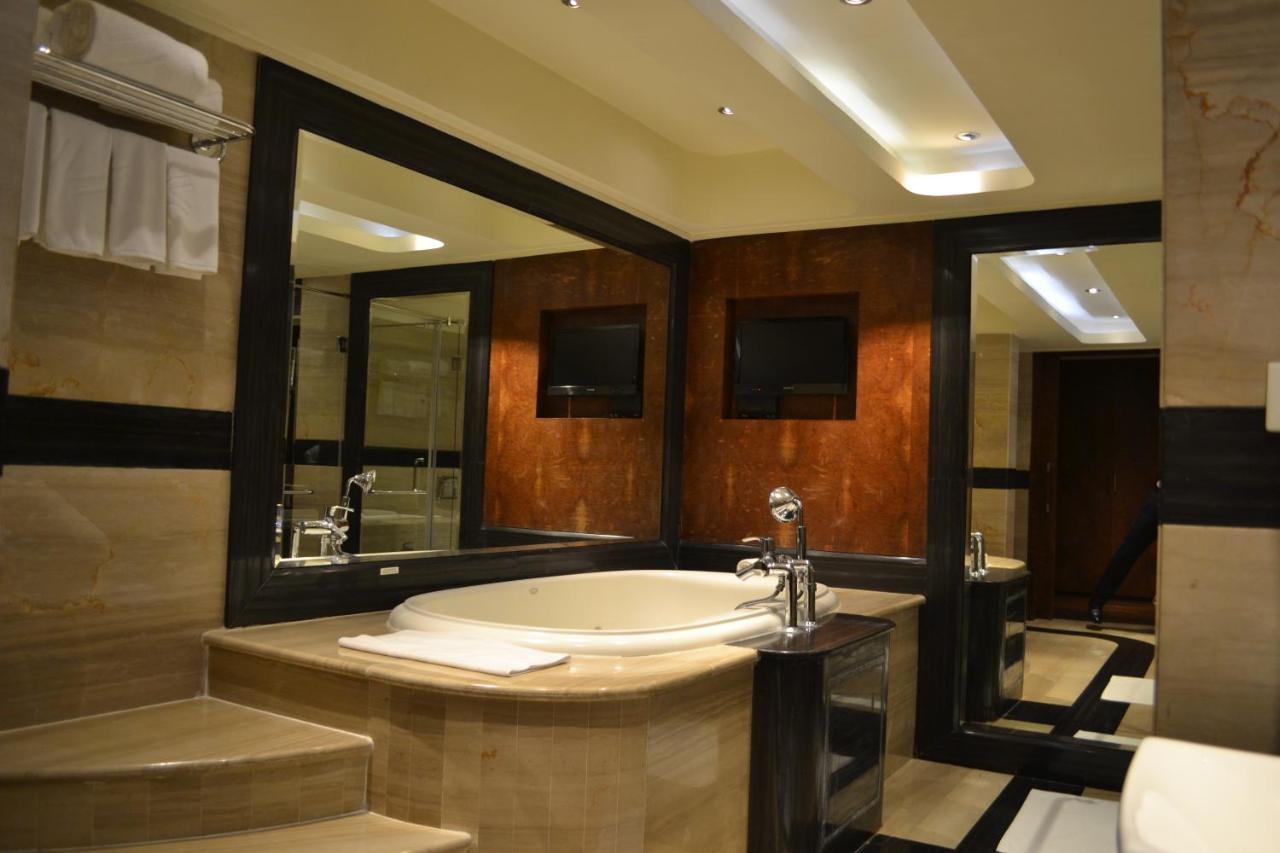 Vivanta Hyderabad, Begumpet Extérieur photo Bathroom